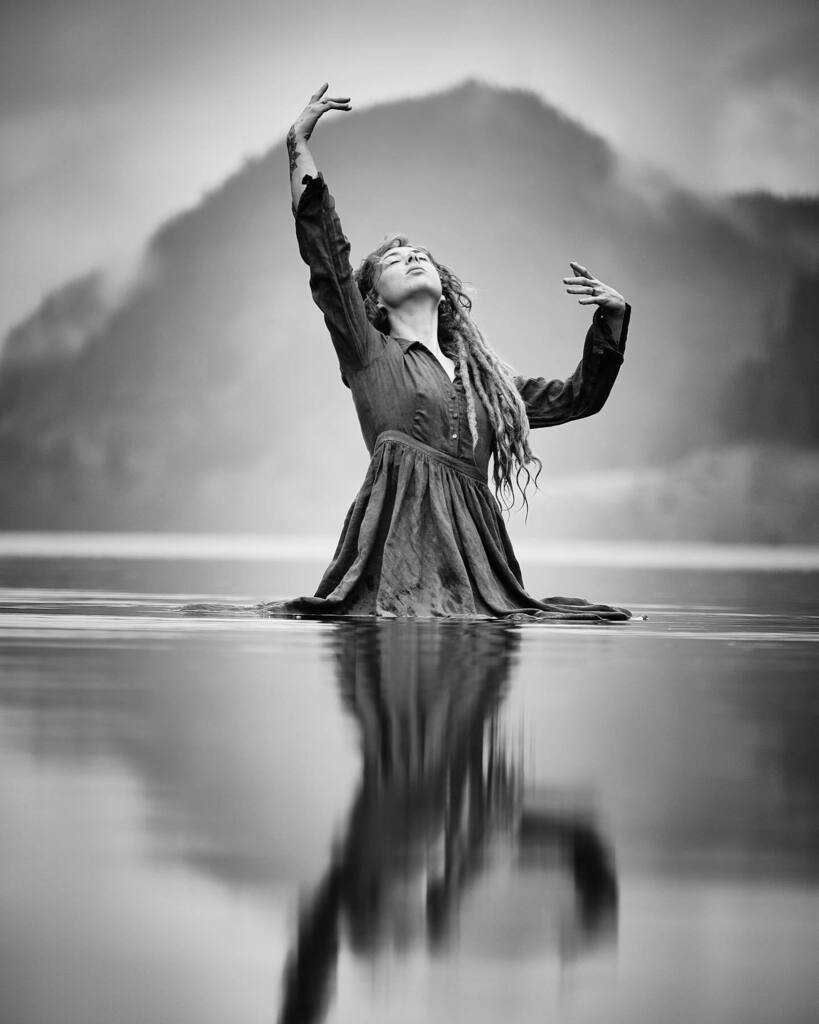 wildingarts's tweet photo. Lady of the Lake
In frame: @hana.honua.rowan
#ladyofthelake #avalon #reflectionphotography #reflectiongram #bnwphotography #bnwlife #bnwlife #dramatic #storytelling #fineartphotography #dreadlocks #dreadstagram #witchesofinstagram #witchyvibes #wildwo… https://t.co/DlFUVj5NtQ https://t.co/loI9FgqfMN