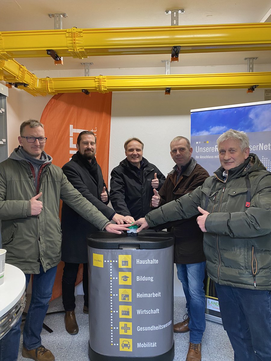 andreaskluge's tweet photo. Am letzten Freitag haben wir mit dem PoP Müggenbusch Ortsteile östlich von Havelberg mit BM Mathias Bölt zur Aktivierung an @DnsnetM übergeben. Internet mit Lichtgeschwindigkeit! Danke an alle Unterstützer des Projektes. #digitaleinfrastruktur #glasfaser #sachsenanhalt #altmark https://t.co/b2gQz5YffW