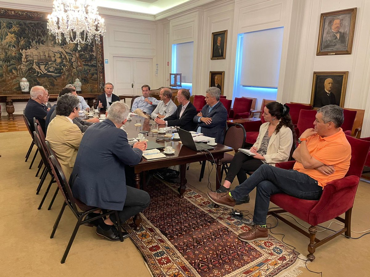 Central_UNT's tweet photo. Hoy estuvimos presentes en la Mesa Agrícola de la Sociedad Nacional de Agricultura #SNA con el director del Servicio Migraciones, Luis Thayer, nuestro presidente Alejandro Steilen y los dirigentes José Puñanco, Orlando Contreras y Enrique Mellado.
#CentralUNT #mesaagricola https://t.co/qpLpQHnps0