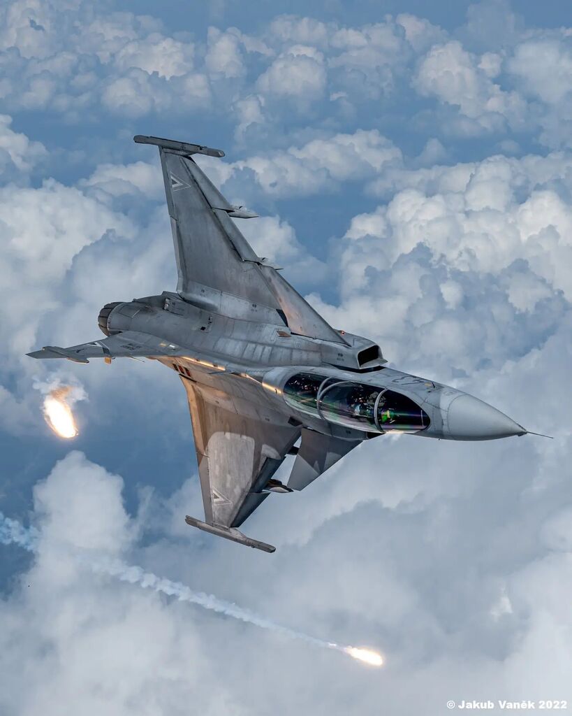 jakub_vanek's tweet photo. Hungarian AF Gripens Solo Display pilot from 59/1 Puma Squadron makes a nice dynamic maneuver with flares on the side of Caravan photoship.
Photoflight organized by IronBird.
#aviation #avgeek #aviationphotography #jas39gripen #saab #gripen #demopilot … https://t.co/IXpbzxDSm4 https://t.co/dFlLAScMJi