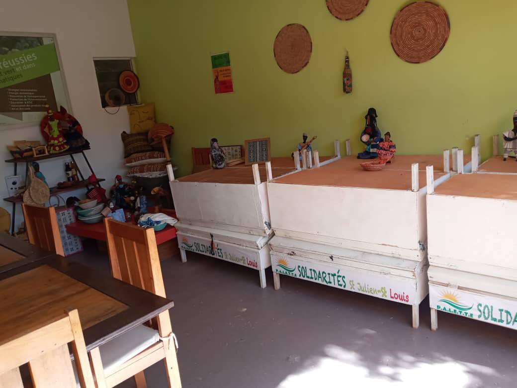 Les habitants du village des Réfugiés climatique dans la région de Saint Louis bénéficient de 10 cuiseurs solaires.
Ils servent à la préparation des mets habituels : riz, Gâteaux, pizza haricot, grillades.