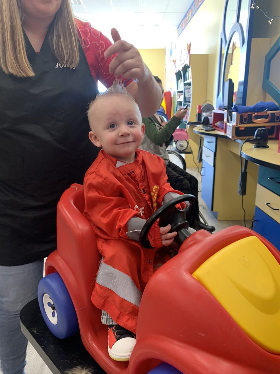 JordanTblad97's tweet photo. Baby boy’s first haircut 😭😭😭 https://t.co/6a4duWBb4i