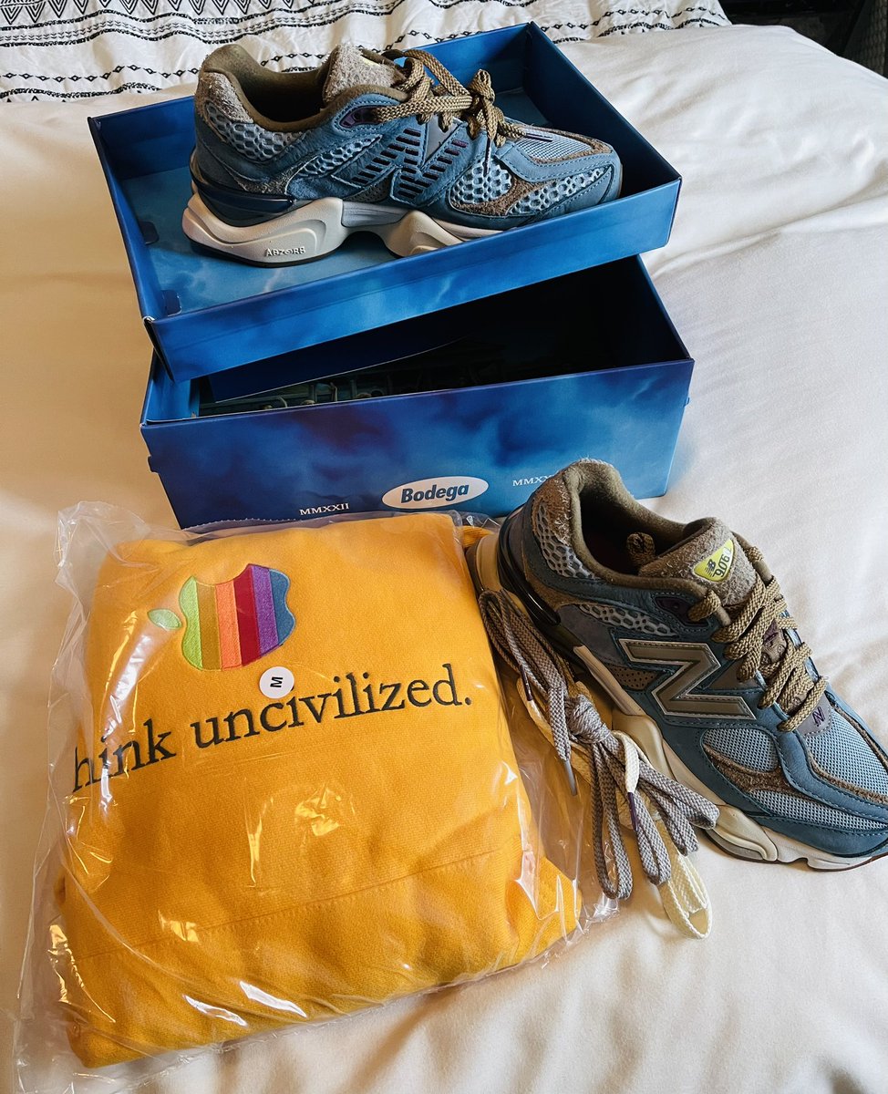 BoostizLife's tweet image. #MailCall I was waiting for the right cw of these NB 90/60s and these were it!🔥🔥🔥Also, had to grab this dope hoodie from @mrFOAMERSIMPSON and now have the green and yellow one. 🤙 #yoursneakersaredope @snkr_twitr