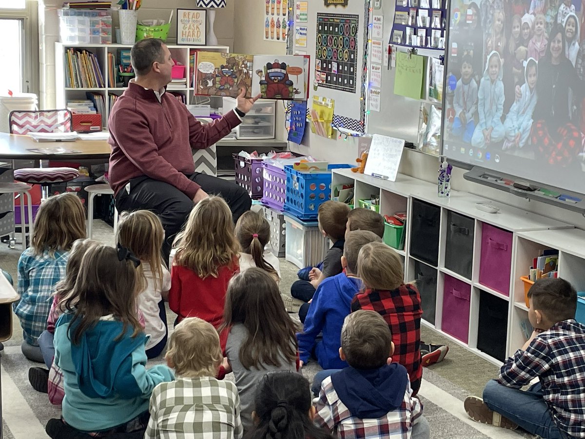 amygoldstein23's tweet photo. Thank you for visiting and reading to our class, Dr. Rowe! See you again in 2023! @ScottRowe158 @MackebenElem https://t.co/ZjVfSRKHJt