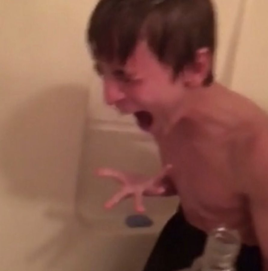 SOÑABA QUE JUGABA AL TENIS CON LIONEL Y ANTONELLA Y MI HERMANO ME DESPERTÓ PARA PEDIRME PRESTADO UN DISCO RÍGIDO