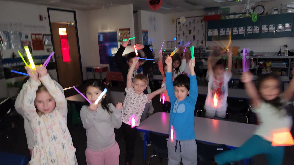 CastlesKinders's tweet photo. School Spirit Week-
Snow Day/Glow Day!
Glowing dance party and glow stick shapes!
@D59Byrd #TogetherWeCan https://t.co/fpCGVwWsW0