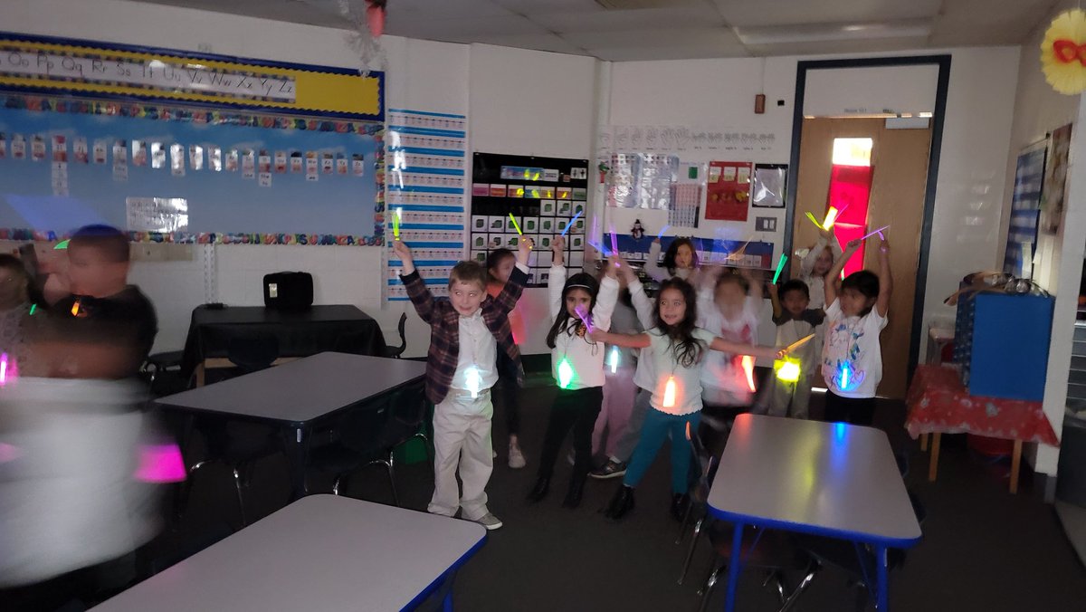 CastlesKinders's tweet photo. School Spirit Week-
Snow Day/Glow Day!
Glowing dance party and glow stick shapes!
@D59Byrd #TogetherWeCan https://t.co/fpCGVwWsW0