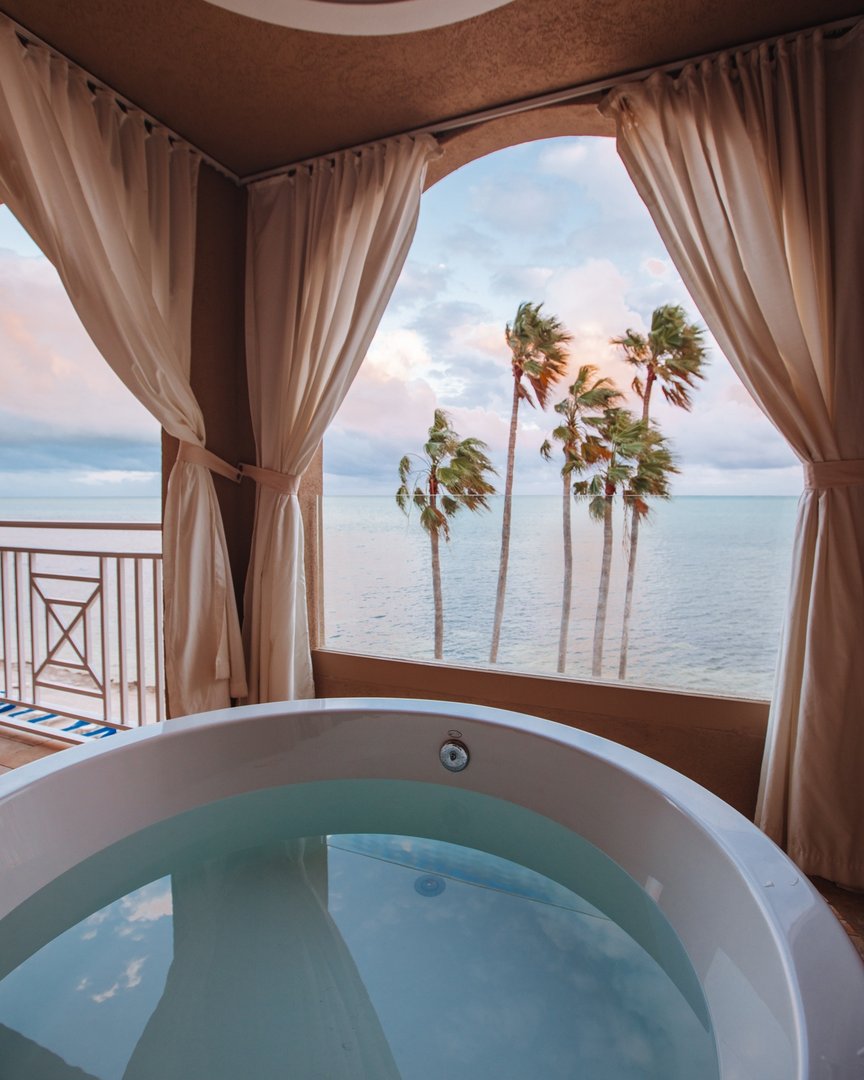 cheecalodge's tweet photo. Cotton candy skies and a soak in paradise 🍭✨ 

Distinguished for their proximity to the ocean, these guestrooms welcome guests with the best that the Florida Keys have to offer and picture-perfect views: https://t.co/PfJemfRqRE 

📸 @katerinandyinon | #CheecaLodge https://t.co/liTYoXU30Q