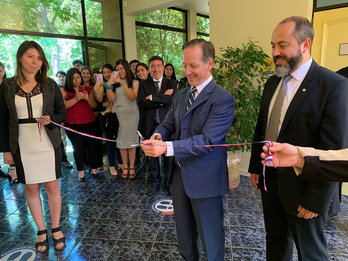 UTalca's tweet photo. 🔹 @fenutalca y @PwC__Chile firman convenio de colaboración para fortalecer la investigación y difusión del conocimiento, transferencia tecnológica, formación continua y de postgrados.

Participan rector @CarlosTorresFu, decano @RodHerreraL  y el socio de PwC, Fernando Orihuela. https://t.co/Oj38DXW0Yv