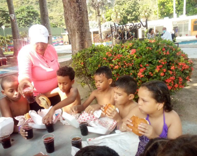 Incesocialista's tweet photo. #LogrosInces
Con gran ánimo y entusiasmo se logró el disfrute de todos los presentes, los cuales degustaron de hamburguesas, tequeños, pizzas y refrescos con una sonrisa en el rostro 😄🍕
#FórmateEnElInces #NavidadTiempoDePaz
@WuikelmanAngelP @_LaAvanzadora https://t.co/Kuul68JkVn