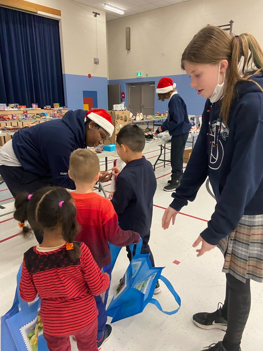 NotreDameOCSB's tweet photo. Our 7 &amp; 8s were hard at work today being Christmas Wrapping Elves at @OLFatimaOCSB. Building community is one of the greatest gifts! ❤️🎄#ThisIsND #OcsbJoy #BeCommunity https://t.co/fo5ndDxENY