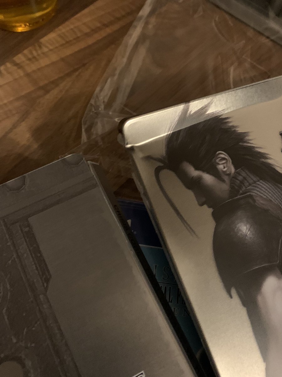 DavCritch's tweet photo. @GAMEdigital maybe don’t use #DPD in the future as my delivery came smashed, and no thanks to you, I can’t get replacement before Christmas as this due to be given as a present, waited 4 days for an e-mail back from u only for you to ask me my name and then go silent for 48hrs https://t.co/1LPtRccm6s