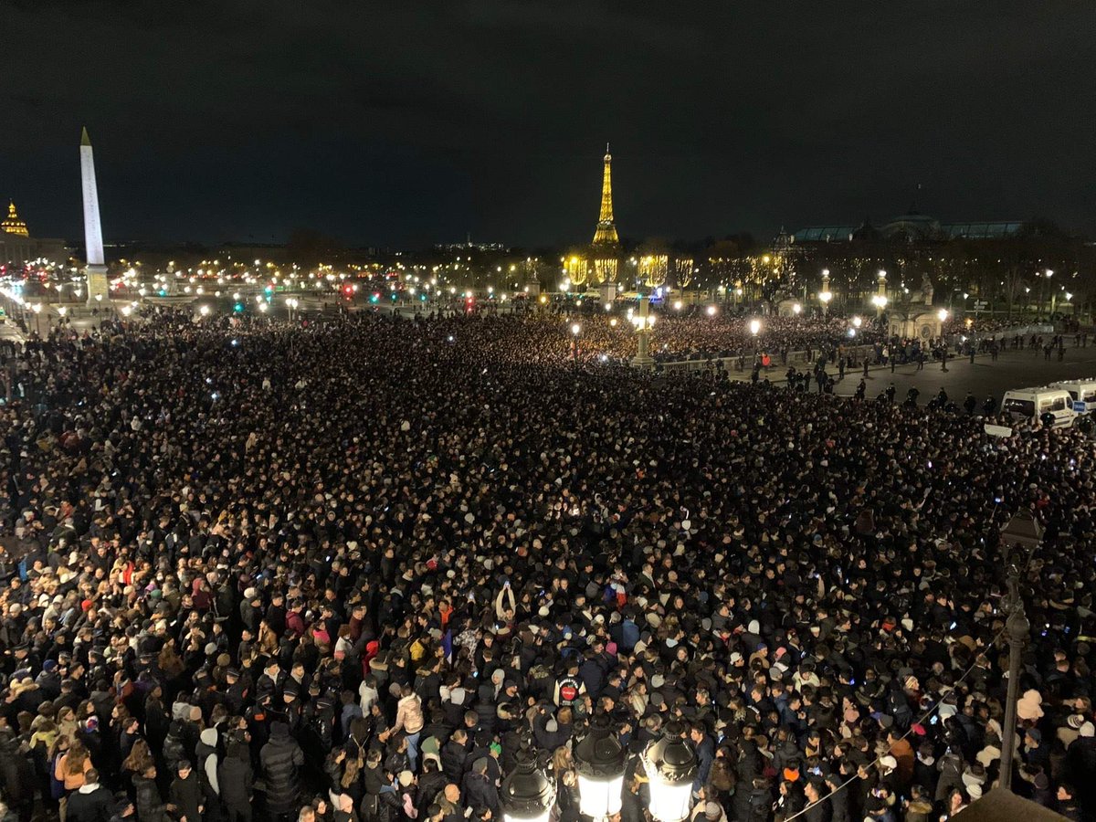 InfosFrancaises's tweet photo. 🇨🇵 MERCI LES BLEUS ! : De retour du Qatar, l'équipe de France de football est acclamée par une foule immense place de la #Concorde à Paris. Des dizaines de milliers de personnes sont rassemblées. https://t.co/3BN4nEyKtW