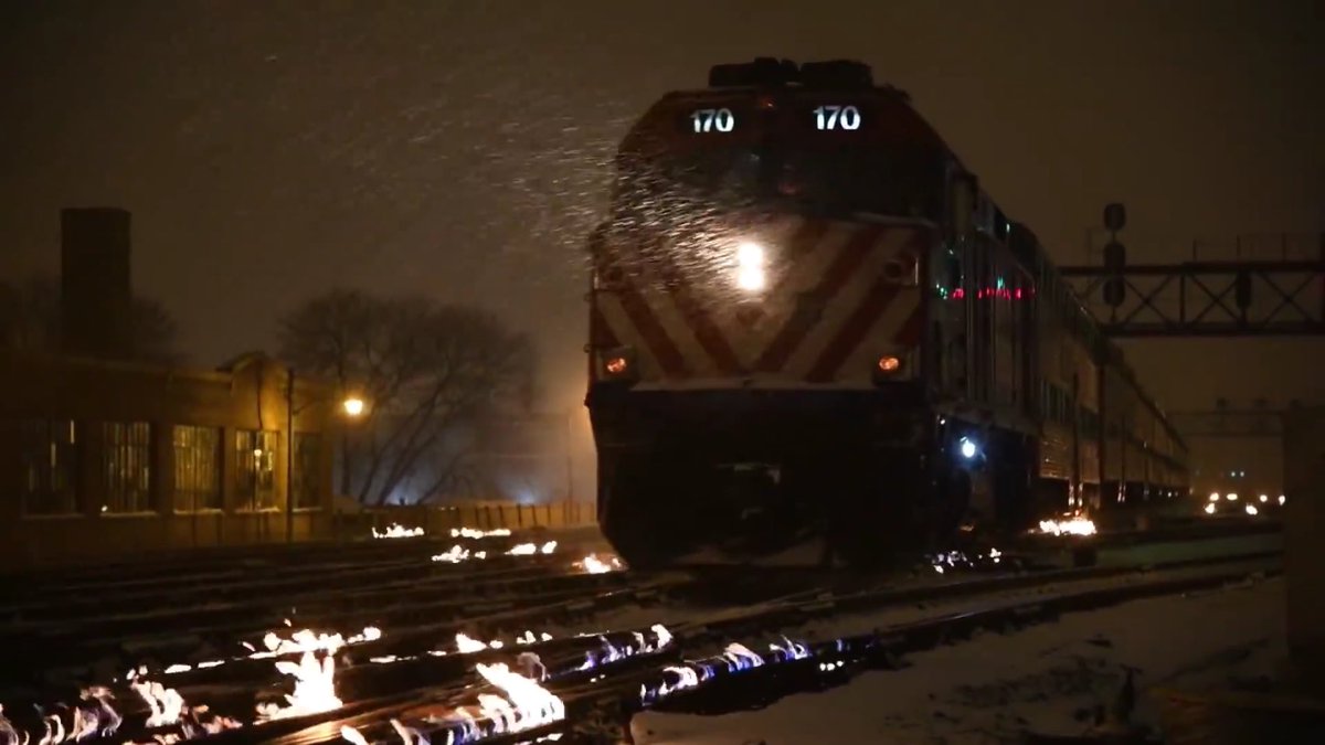 north0fnorth's tweet photo. since the temperature is hitting -6°F/-22°C later this week (not even factoring in wind chill), I’d like to remind everyone what we intentionally do to our train tracks here in Chicago when it gets super cold https://t.co/Jdtr2Mj1Hs