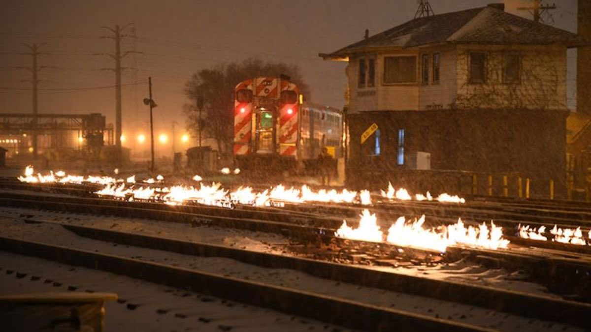 north0fnorth's tweet photo. since the temperature is hitting -6°F/-22°C later this week (not even factoring in wind chill), I’d like to remind everyone what we intentionally do to our train tracks here in Chicago when it gets super cold https://t.co/Jdtr2Mj1Hs