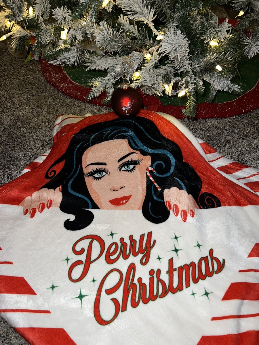 witnesskatie's tweet photo. omg itโs here and itโs the coziest thing ever ๐#perrychristmas #cozylittlechristmas #katyperry https://t.co/6IK7YLfjdk