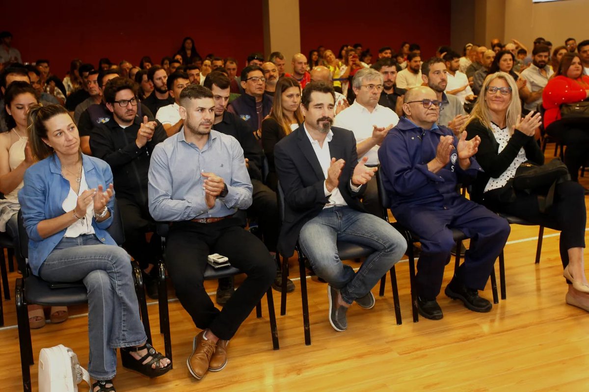 spiastilleros's tweet photo. Junto al @SAONSINRA entregamos los certificados de categorización laboral a l@s trabajador@s del astillero. Este año lo recibieron casi 40 personas y nos genera un gran orgullo porque es una iniciativa que favorece el desarrollo y permite el crecimiento del equipo de trabajo. https://t.co/Ly5wGHNANz