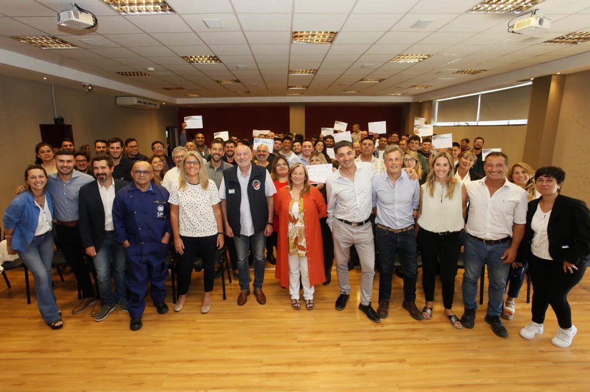 spiastilleros's tweet photo. Junto al @SAONSINRA entregamos los certificados de categorización laboral a l@s trabajador@s del astillero. Este año lo recibieron casi 40 personas y nos genera un gran orgullo porque es una iniciativa que favorece el desarrollo y permite el crecimiento del equipo de trabajo. https://t.co/Ly5wGHNANz