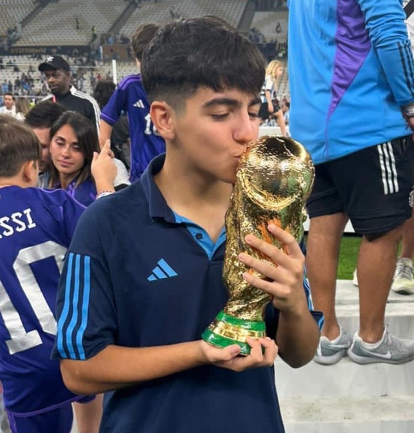 El nieto de Diego.
El ahijado de Messi.
El hijo del Kun.