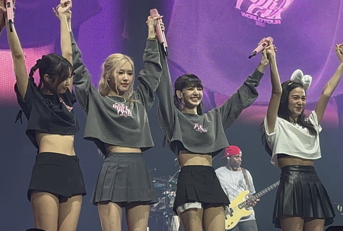 Encore Roses Stage .@BLACKPINK’s #JENNIE, #JISOO, #ROSÉ, #LISA, for #BORNPINK WORLD TOUR ...