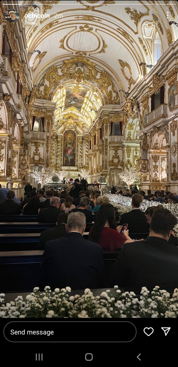 meakemi_'s tweet photo. Thread do Casamento do Casimiro e Anna Beatriz 

Já segui uns 7 amigos do Casimiro e da Anna Beatriz pra acompanhar o casamento kkkkkkk

Olha que igreja mais lindaaaaa que eles vão casar, mt chique essas flores tbm https://t.co/tfR15QOk3Z