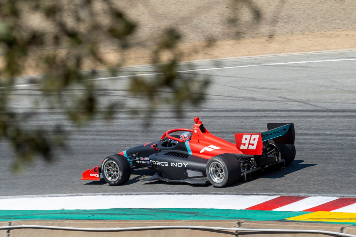 Rolling into the new week and the holiday season like 🏎️… 🎄

📸 Barnett Photography