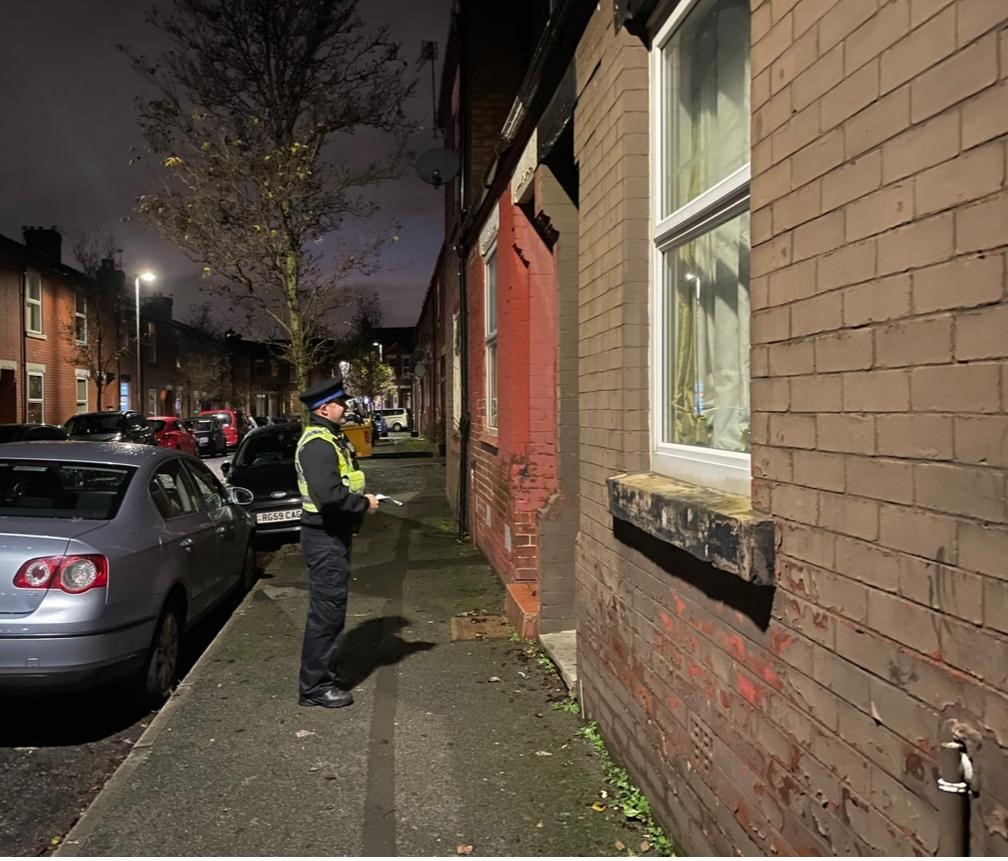 GMPBlackley's tweet photo. #BGroup We have also been speaking with residents of Lowton avenue this evening, providing burglary prevention advice and support to residents. #Harpurhey https://t.co/J5VT0CuuJ4