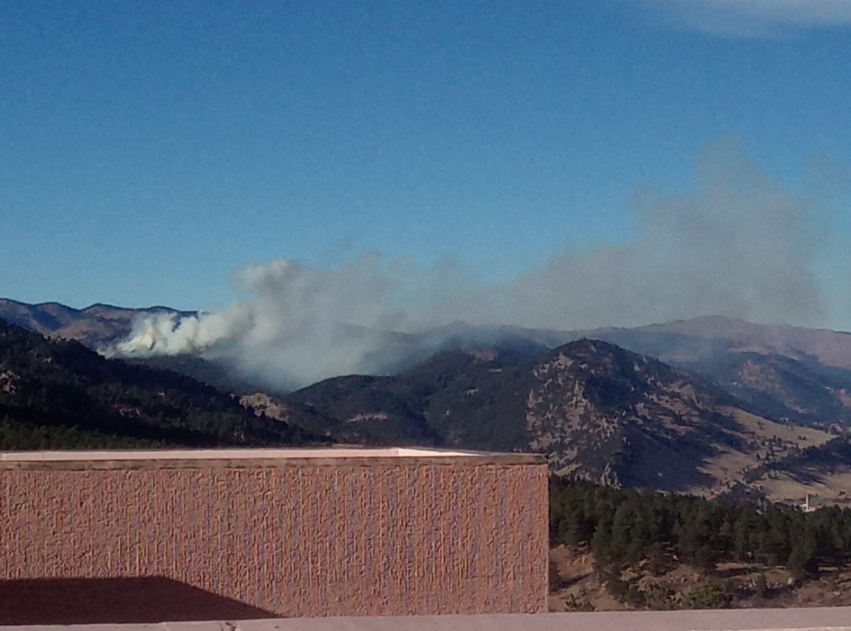 CXplorers's tweet photo. @dailycamera #pinebrook #sunshinecanyon fire in high winds https://t.co/qirf7CCh12