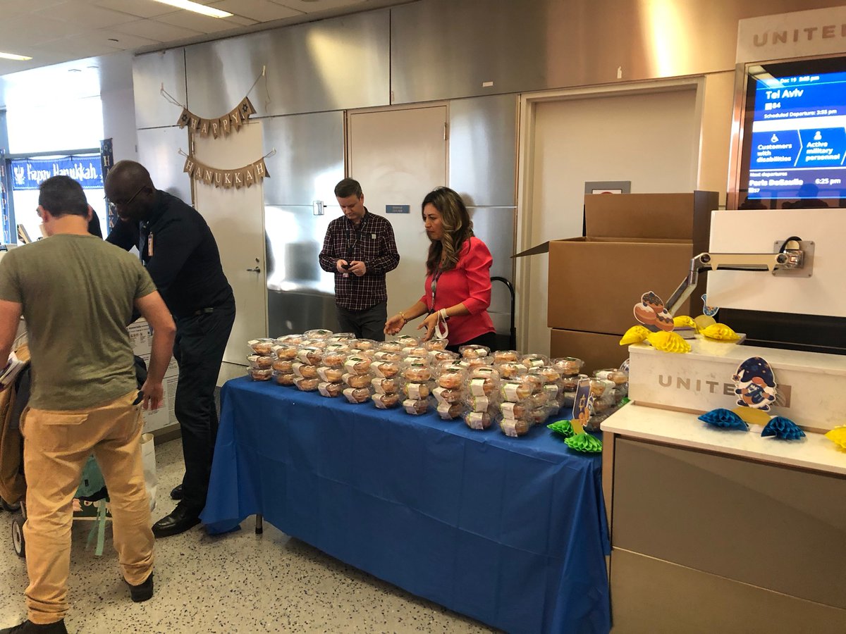 DansDeals's tweet photo. Hot Kosher Meals At The Newark Polaris Lounge Soft Launch Are Now Live, Plus United Gives Out Kosher Donuts For Chanukah! 

https://t.co/ak95ytLzo1 https://t.co/fQU53r6PMG