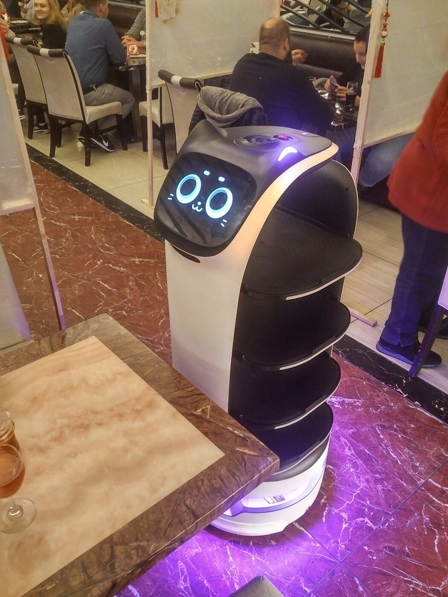 Zum ersten mal einen Roboter als Kellner erlebt.