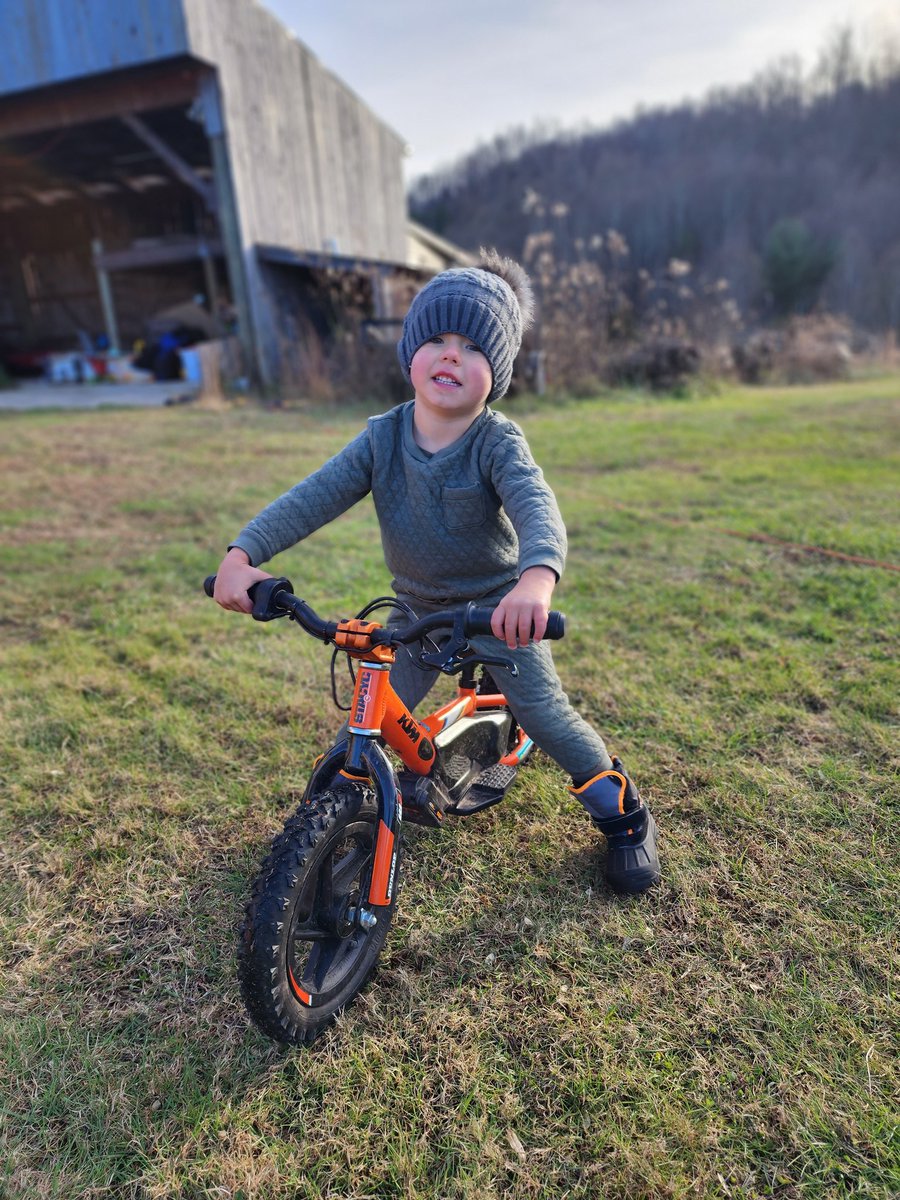 MakesCuteKids's tweet photo. Getting some fresh cold air!
#stacyc #homestead #homeschool #winterfun https://t.co/SqXuluJUvq