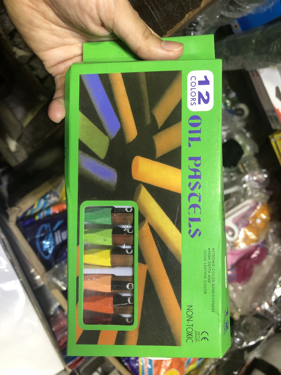yume05022's tweet photo. エジプトでよく見るクレヨン、質も悪くないと思う。
この文具屋さんは品揃えが良い。
��エジプト https://t.co/hO3HqFMkkj