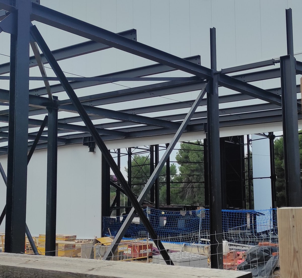 CoastersMg's tweet photo. Fotos de la construcción de la nueva novedad en portaventura. Se ven ya vías y el gran edificio que obstaculiza bastante la vista viniendo desde México al Far West.
#PortAventuraWorld #Uncharted #unchartedportaventura https://t.co/4m9bDAtCCt