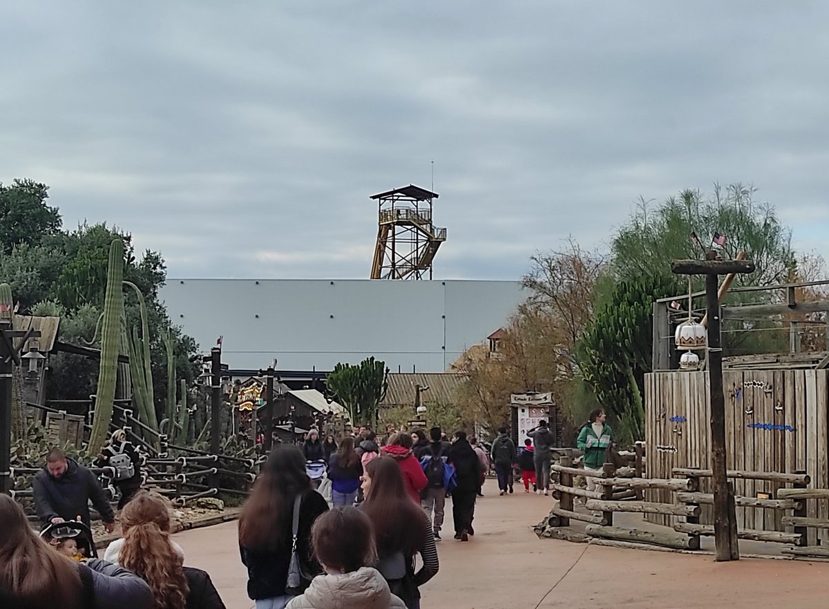 CoastersMg's tweet photo. Fotos de la construcción de la nueva novedad en portaventura. Se ven ya vías y el gran edificio que obstaculiza bastante la vista viniendo desde México al Far West.
#PortAventuraWorld #Uncharted #unchartedportaventura https://t.co/4m9bDAtCCt