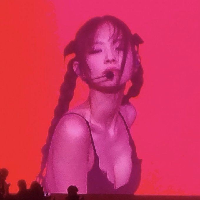 jnkloops's tweet photo. JENNIE https://t.co/zEpKYZqQWC