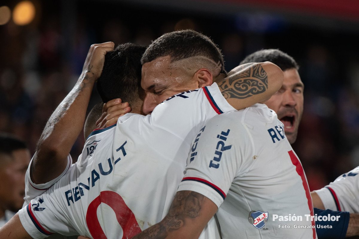 PasionTricolor1's tweet photo. ¡Bienvenidos Bolsos! 🇳🇱  

📌 Estamos en vivo con un nuevo programa de PASIÓN TRICOLOR

 ¡SUMATE! ((1010 AM)) 📻 🔵⚪️🔴

  #LaRadioDelHincha #OídosSanos https://t.co/ZAMm8MaMEC https://t.co/DDe2qt12XG