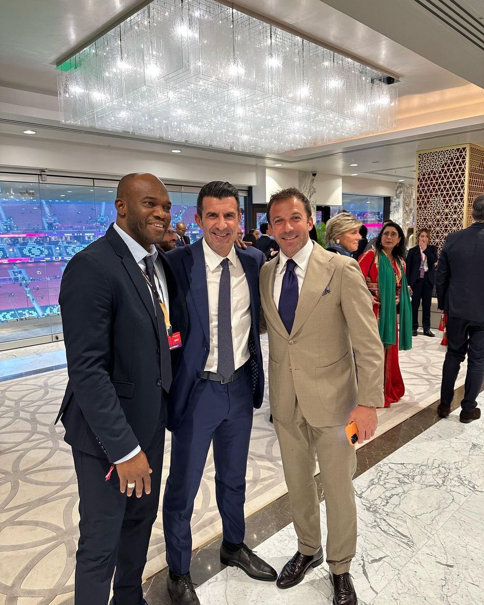 🇭🇳 David Suazo.
🇵🇹 Luis Figo.
🇮🇹 Alessandro Del Piero.

Muchísima calidad en una foto.