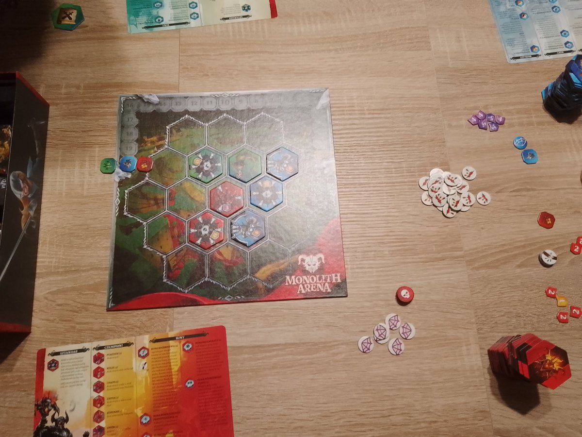 Kontus1's tweet photo. Analogowy wieczór przy planszówkach zawsze spoko, nie? 😁

#Konti #Twitch #Streamer #gamer #gaming #Planszówki #GryPlanszowe #AwakenRealms #WielkiMur #TheGreatWall #PortalGames #MonolithArena #BoardGames #workerplacement #tacticgames https://t.co/x42p73CXQZ