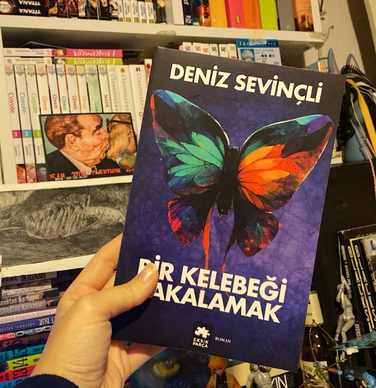 DenizSevincliOF's tweet photo. “O gün hiç göz göze gelmedik ve benim ona yiyip bitiren gözlerle baktığımı hiç öğrenmedi. Oradan çıkarken hissettiğim gitmek zorunda oluşumun verdiği acı değil, korkumu aşıp bakışlarımı ona çevirebilmenin verdiği minnettarlıktı. İlk defa ona böyle saf bir şekilde bakabilmiştim.” https://t.co/RW83WS0lyC