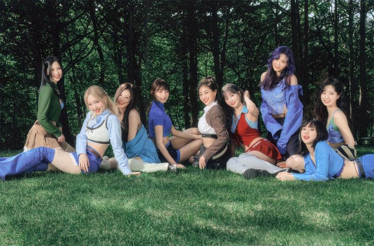 isourmi's tweet photo. The sweet relationship between TWICE &amp; Newjeans — THREAD. 

#TWICE #트와이스 @JYPETWICE https://t.co/ItDlsDXFXx
