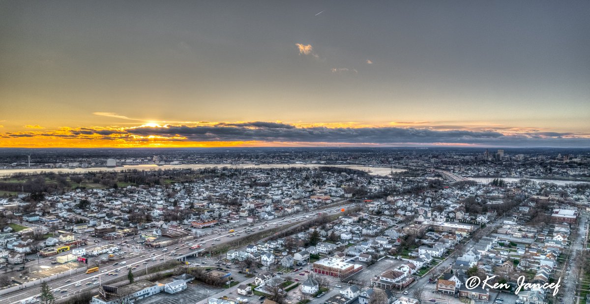 @chelseapriestwx @KellyBatesRI A VERY chilly sunset over Providence... #sunset #sunsetphotography #aerialphotography #dji #mavic #mavicair2s #hdrphotography #HDR #rhodeisland #eastprovidence #401sunsets #sunsets #winter #wintersunset