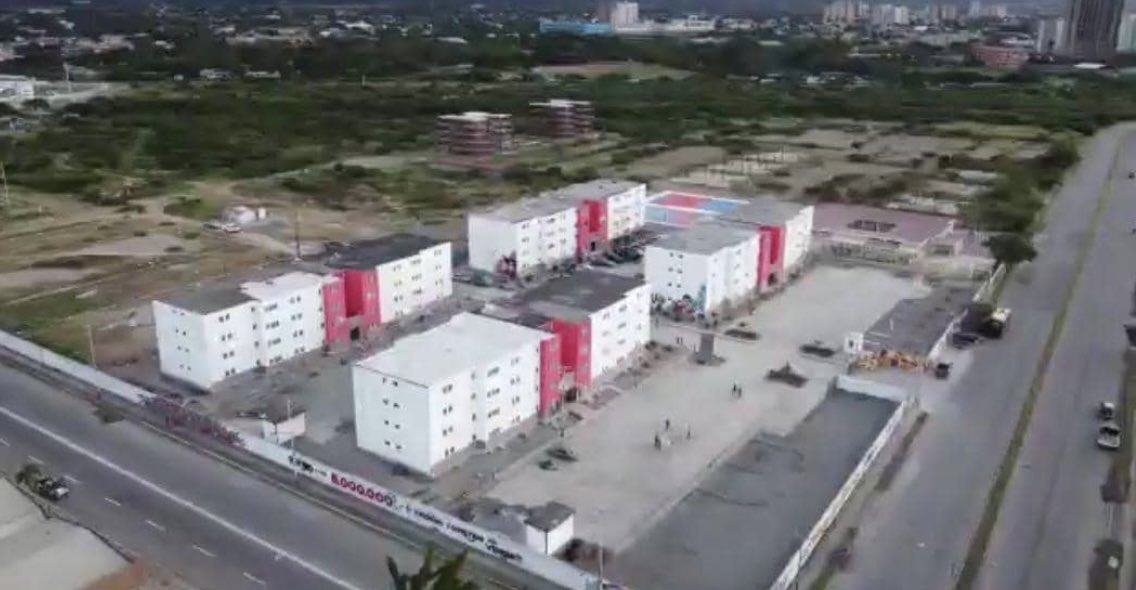 Hoy el presidente <a href="/NicolasMaduro/">Nicolás Maduro</a> devela el Hito 4.300.000 viviendas construidas en Revolución, un hecho histórico e inédito en la historia de nuestro país. 

¡Techos dignos para las familias!

#LaRevolucionProtegeAlPueblo