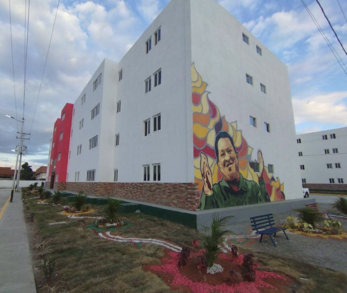 Construpatria1's tweet photo. Hoy el presidente @NicolasMaduro devela el Hito 4.300.000 viviendas construidas en Revolución, un hecho histórico e inédito en la historia de nuestro país. 

¡Techos dignos para las familias!

#LaRevolucionProtegeAlPueblo https://t.co/YDbZ9JLzZd