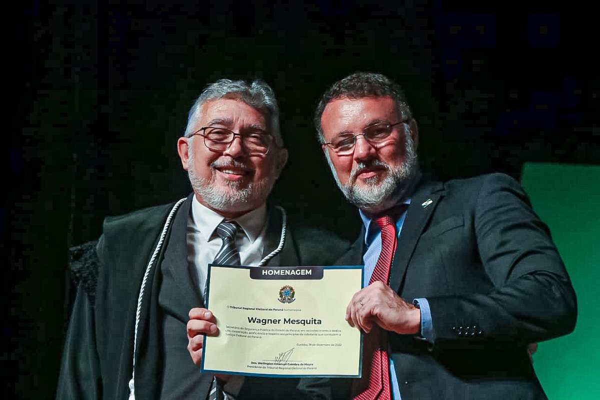 DPFMESQUITA's tweet photo. Acabo de receber das mãos do presidente do TRE,  importante homenagem,  na categoria de Forças Policiais e Segurança. Com muita honra,  representei todos os policiais. Em nome da SESP,  agradeço esse grande reconhecimento. https://t.co/grWGPRdDWE