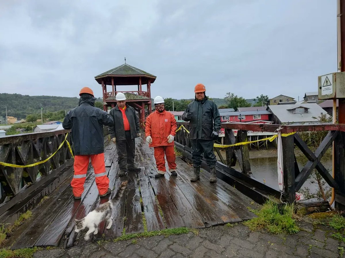 DPPChiloe's tweet photo. Queremos destacar el trabajo de las y los funcionarios/os de vialidad @moploslagos quienes se encuentran en los trabajos del puente de #Mechuque @muniquemchi para que quede habilitado para su funcionamiento.
Destacamos el trabajo colaborativo y de gestión de dirigentes
💪💪💪 https://t.co/Ru2JXIEaNv
