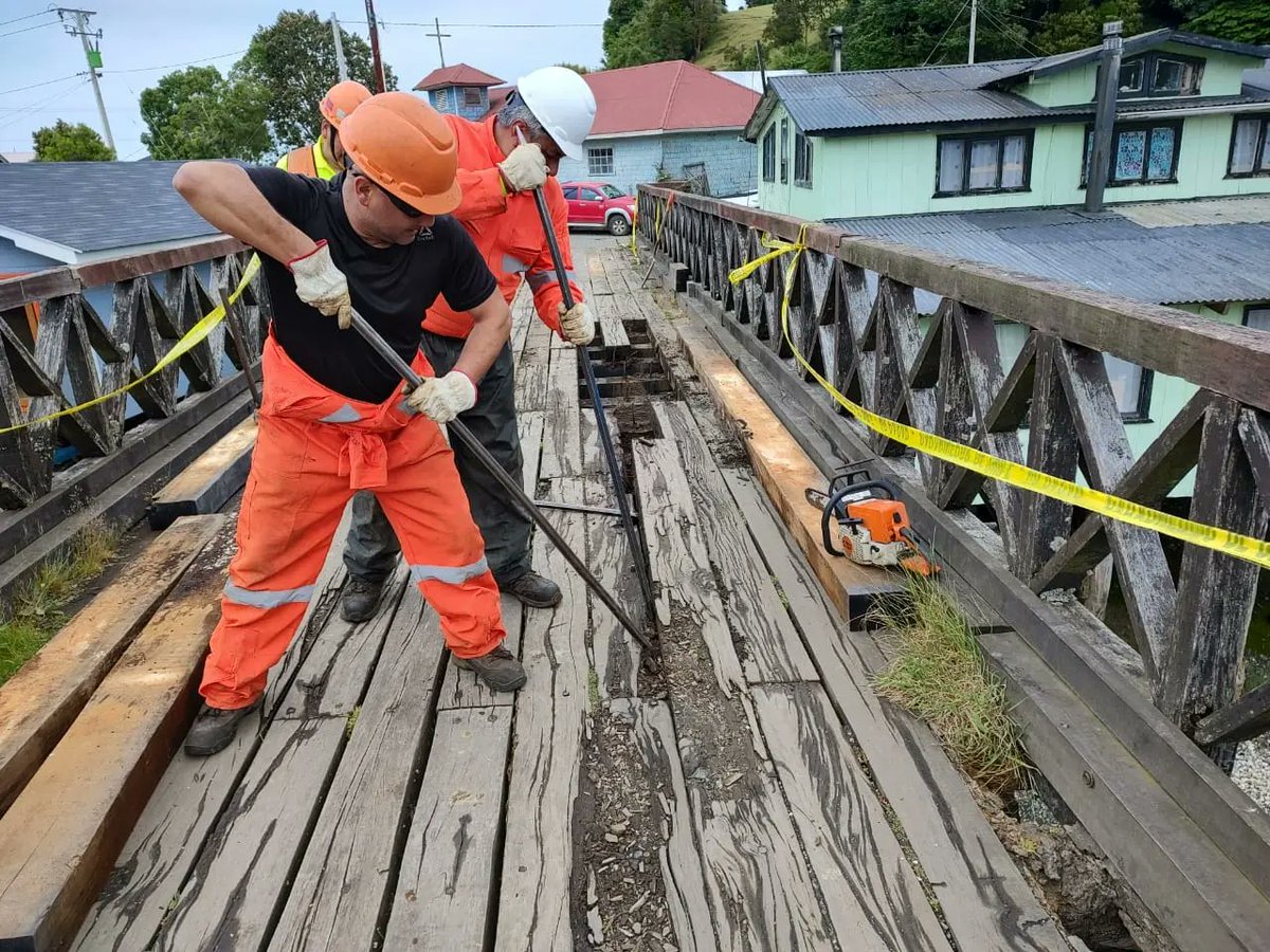 DPPChiloe's tweet photo. Queremos destacar el trabajo de las y los funcionarios/os de vialidad @moploslagos quienes se encuentran en los trabajos del puente de #Mechuque @muniquemchi para que quede habilitado para su funcionamiento.
Destacamos el trabajo colaborativo y de gestión de dirigentes
💪💪💪 https://t.co/Ru2JXIEaNv