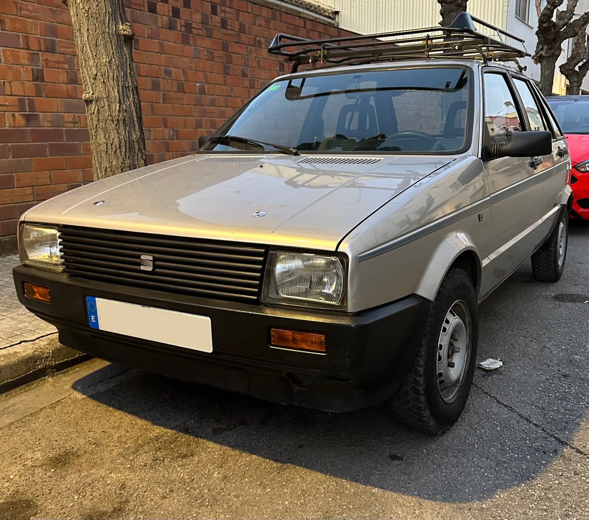 Os presento mi Seat Ibiza de 1987. Llevo casi dos meses reparándolo en mis ratos libres junto a mi novia y mi cuñado.
Lo estamos preparando para ir de raid en julio de 2023 (Uniraid Europa)
¿Os molaría ver vídeos de como lo preparamos?