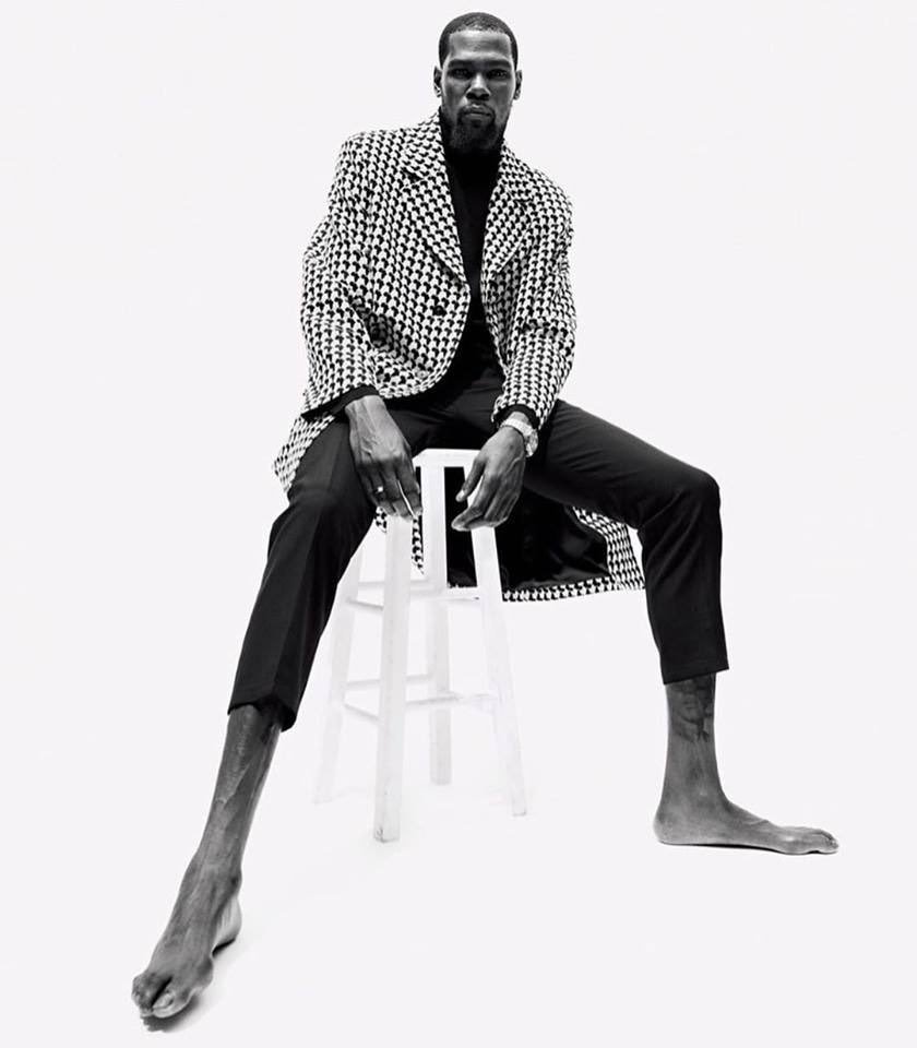 NBAMemes's tweet photo. KD’s feet are longer than a Monday 😭 https://t.co/P05C2i0bHv