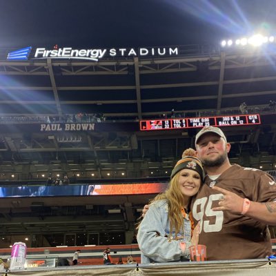CLEchase24's tweet photo. We have been to every home game except one this year and this is by far the coolest picture. @Flash_Garrett @AmariCooper9 @NickChubb @Browns @Wino @j_owuu @dpeoplesjones @Kareemhunt7 @BernieKosarQB @FEStadium https://t.co/fgmTywxKAT