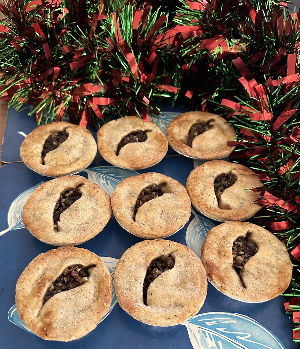 Space___Geek's tweet image. First batch of @warndu Native Fruit Mince Pies are done. Native fruit mince filling in wattleseed short crust pastry, with a gum leaf cut-out. 
Pretty happy with how these turned out. 

#Warndumai #australiannativefood #CreativeNative #AustralianFood
 #indigenousFood #NativeFood